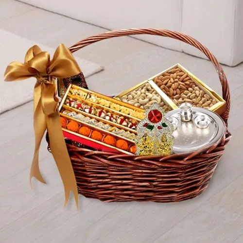 Send Assorted Sweets With Best Mom Frame Gift Online, Rs.1949 | FlowerAura